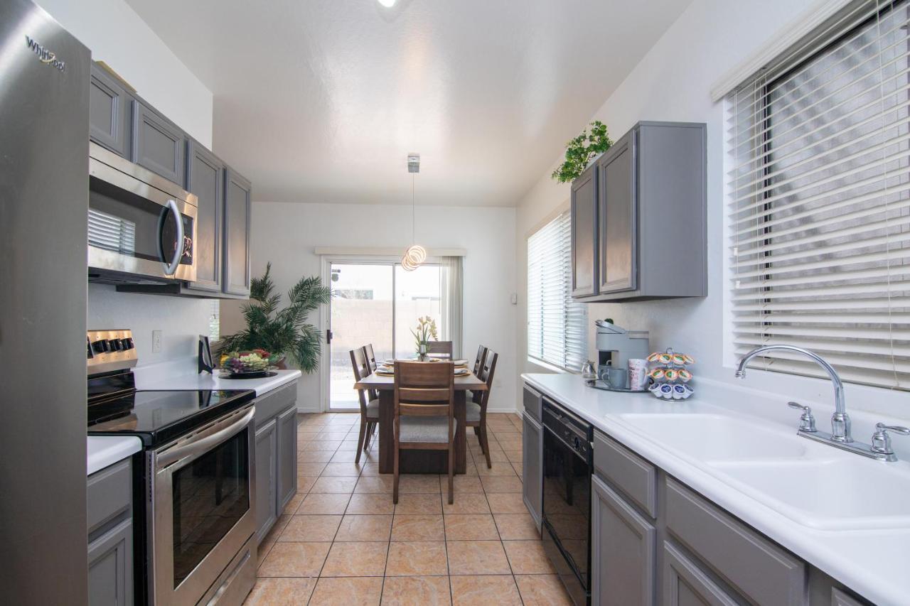 Stylish Home Phoenix - Low Rates Now! エクステリア 写真