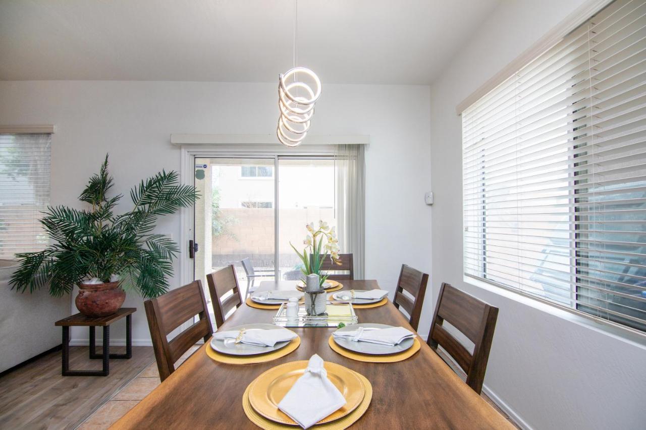 Stylish Home Phoenix - Low Rates Now! エクステリア 写真